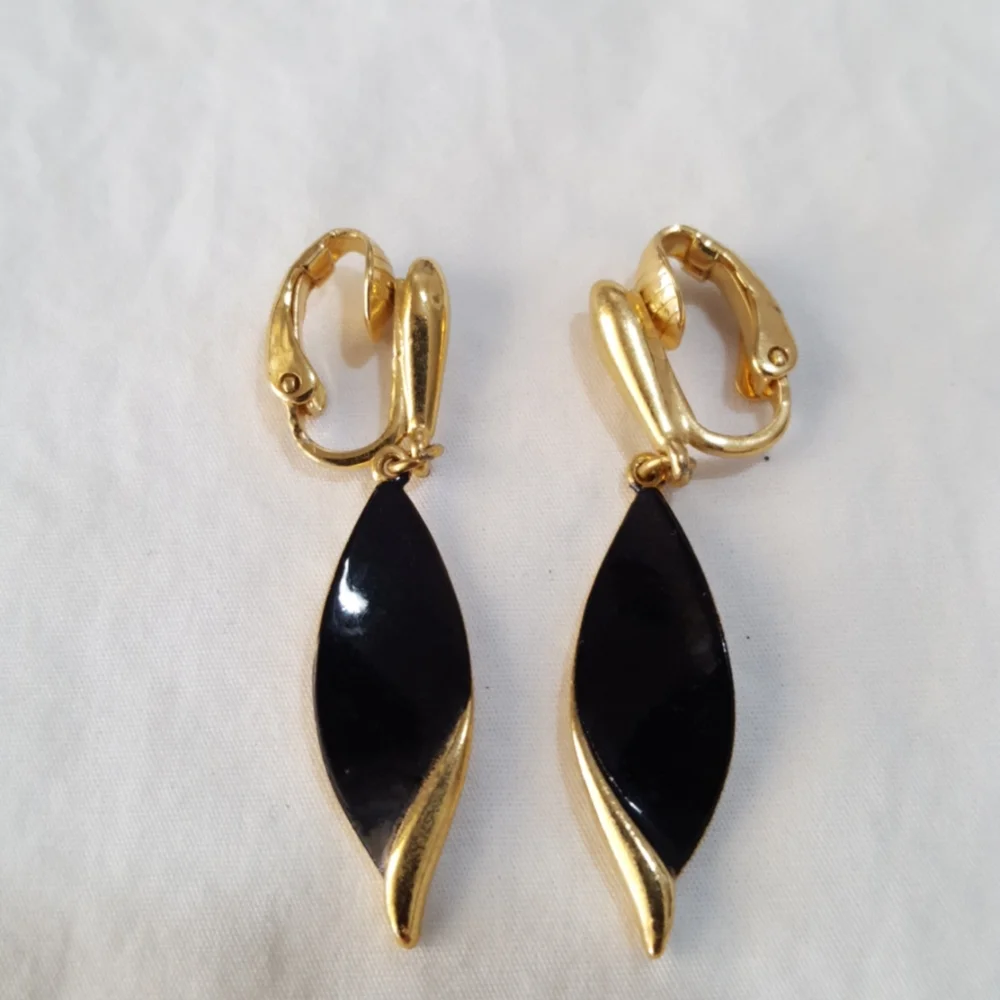 Vintage Earrings Clip On Black